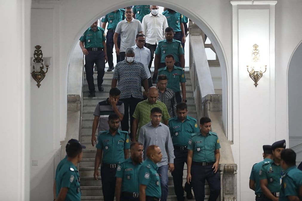 আত্মসমর্পণকারী সেনা কর্মকর্তারা নির্দোষ, অপরাধীরা পালিয়েছেন: আইনজীবী