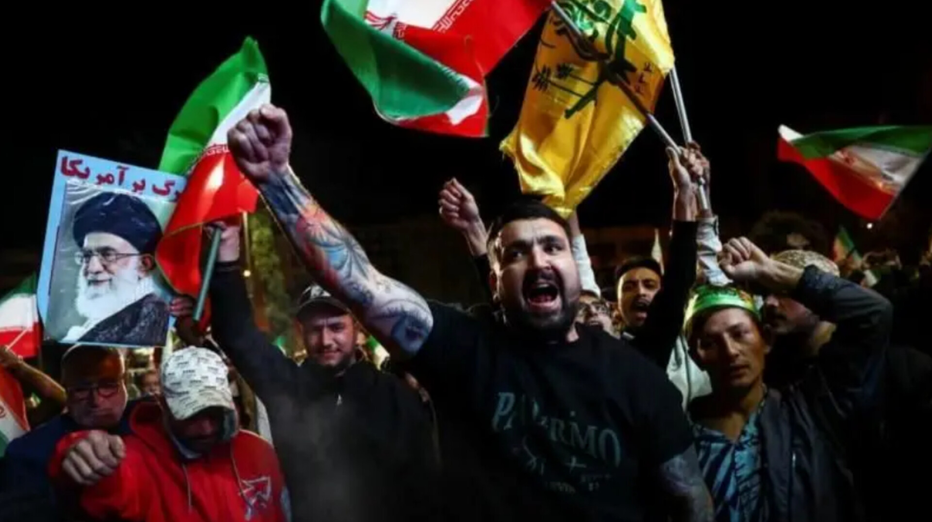 ইরানীদের সড়কে আনন্দ মিছিল 