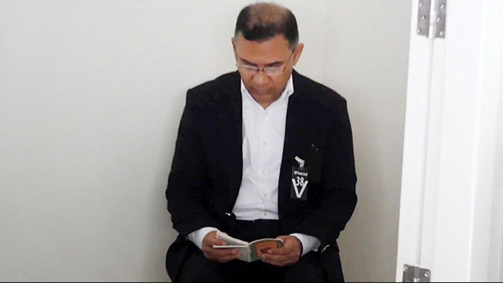 মায়ের কফিনের পাশে কুরআন তিলাওয়াত করছেন তারেক রহমান