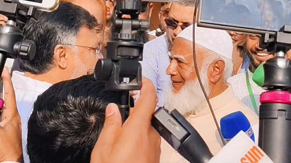 ভোটকেন্দ্র পরিদর্শনে সৌহার্দ, জামায়াত আমির-বিএনপি প্রার্থীর আলিঙ্গন